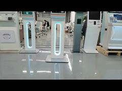 Zelforderkiosk met gebogen scherm