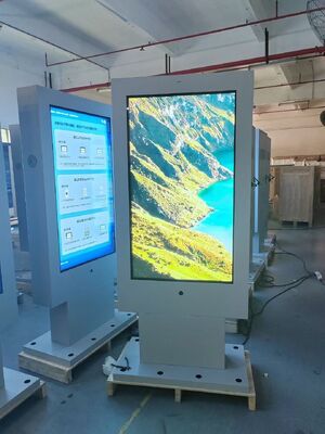 Vloerstaand LCD Digital Signage-display met 2500Cd/m² helderheid en Quad-core Cortex-A17 voor buitenreclame