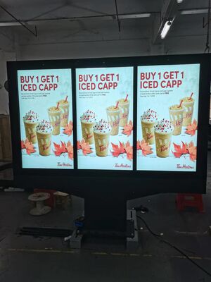 Vloerstaand LCD Digital Signage-display met 2500Cd/m² helderheid en Quad-core Cortex-A17 voor buitenreclame
